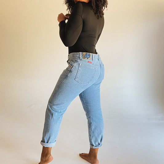 Mid-Rise Light Wash Vintage Boyfriend Wrangler Jeans (M/L)