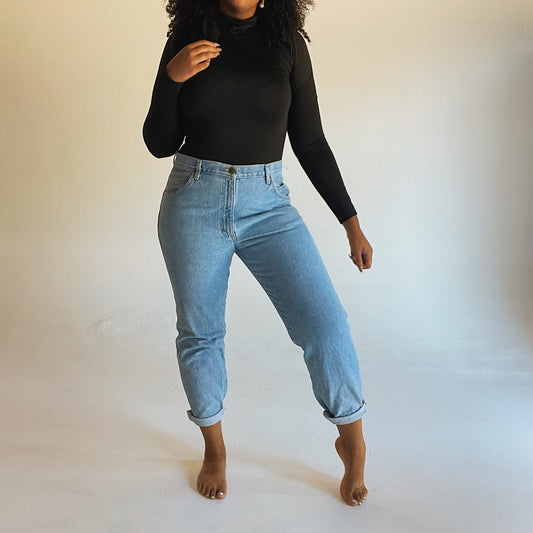Mid-Rise Light Wash Vintage Boyfriend Wrangler Jeans (M/L)
