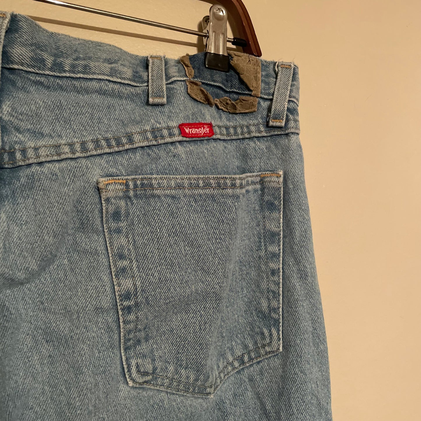Mid-Rise Light Wash Vintage Boyfriend Wrangler Jeans (M/L)
